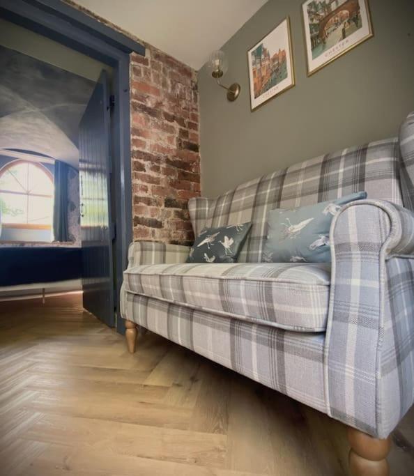 Stay In A Castle! Unique & Luxurious Historical Apartment, Self Contained, Free Parking & Wi-Fi Chester Exterior foto